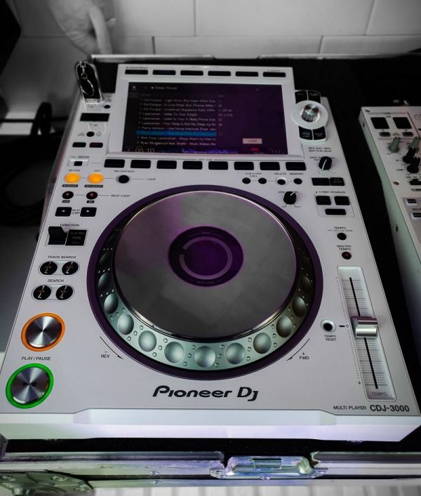 Pioneer CDJ-3000 Professional DJ Multi Player =1400 EUR , Pioneer CDJ-2000NXS2 Multi Player =1000EUR