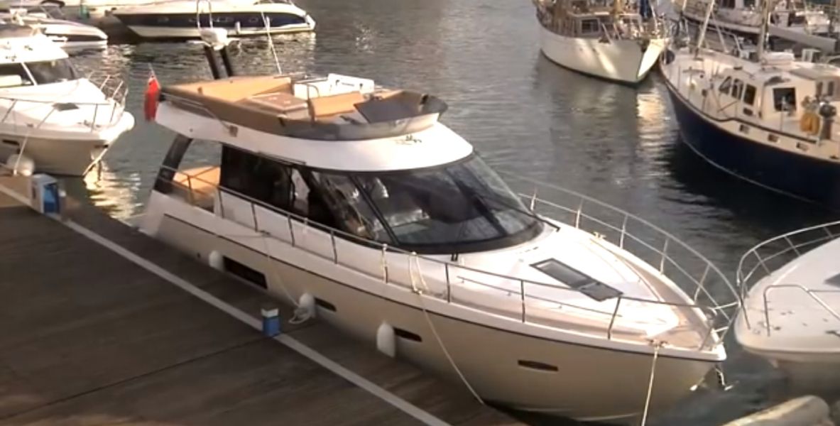 Sealine-Yacht F42 inkl. Skipper zu vermieten