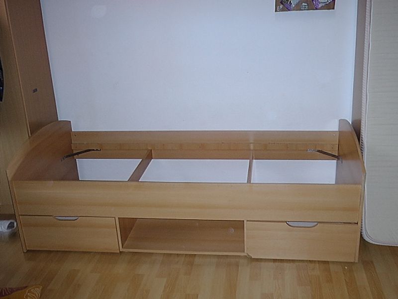 Jugendbett buchefarben zu verkaufen /Coburg