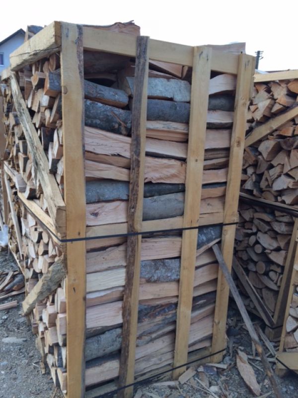 Brennholz in Paletten