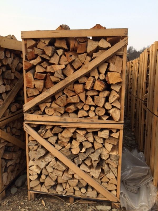 Brennholz in Paletten